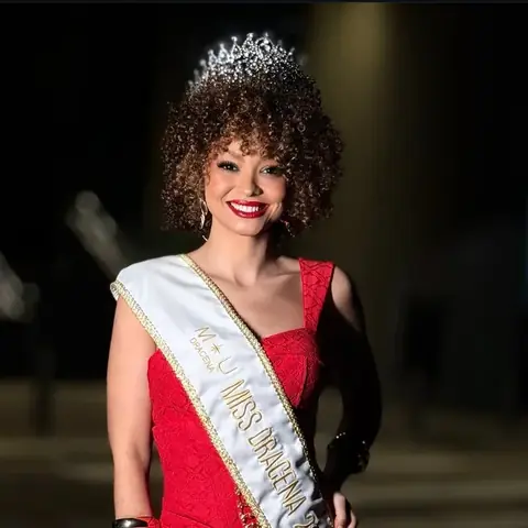 Resultado de finalização personalizada em cabelo cacheado